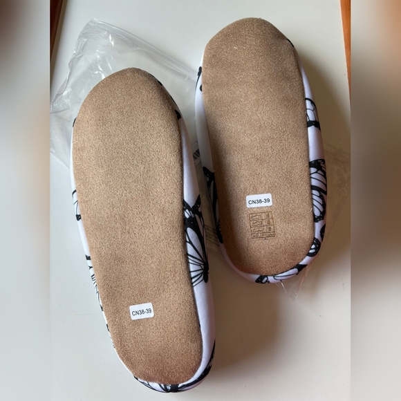 Slippers - Picture 2 of 3